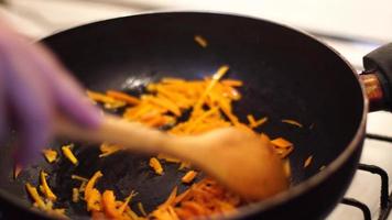 vicino su di friggere il verdure su caldo frittura padella video