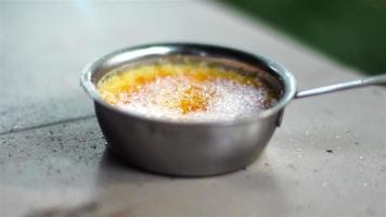 Nahaufnahme eines köstlichen französischen Desserts Crème Brûlée video