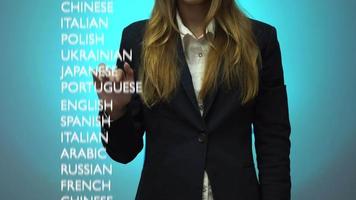 Frau wählt fortgeschrittene Sprachkenntnisse auf dem Dashboard video