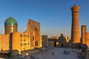 bukhara, uzbekistán - 12 de julio de 2019 - antigua madrasa mir-i-arab en el complejo po-i-kalyan en bukhara, uzbekistán. foto