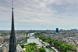 el horizonte de parís desde la catedral de notre dame de parís, en francia. foto