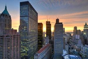 horizonte del centro de nueva york al atardecer. foto