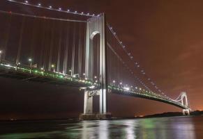 verrazano estrecha puente de noche foto