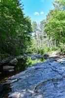 rocas masivas y vistas al valle en la reserva del parque estatal minnewaska en el norte del estado de Nueva York durante el verano. foto