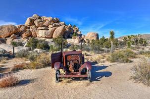 equipo abandonado y mina a lo largo del sendero del molino de wall street en el parque nacional joshua tree, california. foto