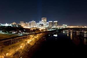 horizonte de richmond, virginia con vistas al río james. foto