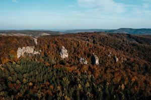 rocas dovbush en los bosques occidentales de Ucrania, bosques de hayas y grandes acantilados de piedra. foto