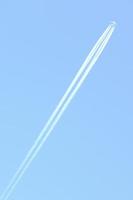 rastros y rayas blancas de los motores a reacción en el avión, rayas blancas en el cielo. foto