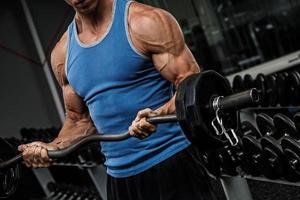 hombre musculoso durante el entrenamiento en el gimnasio foto