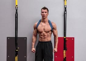 hombre musculoso durante el entrenamiento en el gimnasio foto