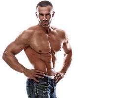 hombre musculoso guapo con jeans posando en el estudio foto