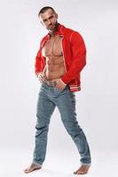 hombre guapo y musculoso con chaqueta roja foto