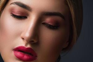 primer plano de una hermosa mujer rubia con labios rojos foto