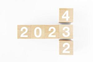 2023 concepto de crecimiento empresarial en crecimiento hacia el éxito. paso de bloque de madera con concepto de icono sobre estrategia de negocio, plan de acción, objetivo y objetivo, pila de mano, proyecto, visión. foto