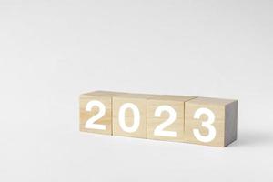 2023 concepto de crecimiento empresarial en crecimiento hacia el éxito. paso de bloque de madera con concepto de icono sobre estrategia de negocio, plan de acción, objetivo y objetivo, pila de mano, proyecto, visión. foto