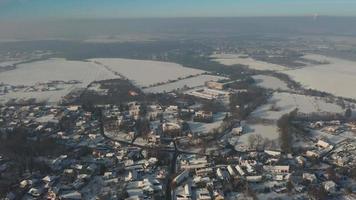 vista aérea de un pueblo nevado - volando hacia atrás video