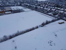 vista de ángulo alto del paisaje y el paisaje urbano de luton del norte cubierto de nieve, imágenes aéreas de la ciudad de luton del norte de inglaterra reino unido después de la caída de la nieve. la 1ra nevada de este invierno de 2022 foto