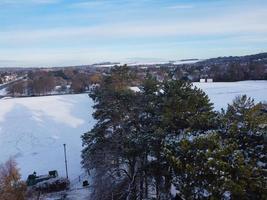 Magnífica vista del parque público local después de la caída de nieve sobre Inglaterra foto