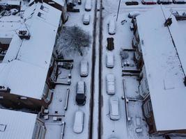 vista de ángulo alto del paisaje y el paisaje urbano de luton del norte cubierto de nieve, imágenes aéreas de la ciudad de luton del norte de inglaterra reino unido después de la caída de la nieve. la 1ra nevada de este invierno de 2022 foto