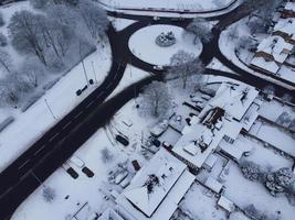 vista de ángulo alto del paisaje y el paisaje urbano de luton del norte cubierto de nieve, imágenes aéreas de la ciudad de luton del norte de inglaterra reino unido después de la caída de la nieve. la 1ra nevada de este invierno de 2022 foto