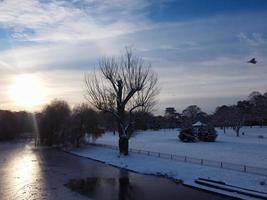 Magnífica vista del parque público local después de la caída de nieve sobre Inglaterra foto