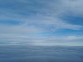 las imágenes en ángulo alto más bellas de las nubes de invierno sobre la ciudad británica de inglaterra foto