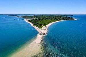 paisaje marino con faro de orient point en long island, nueva york. orient es la ciudad más al este en el pintoresco North Fork de Long Island. foto