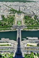 vista aérea de trocadero visto desde la torre eiffel con la defensa al fondo en parís, francia. foto