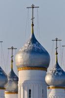 Monasterio spaso-yakovlevsky en las afueras de rostov, rusia, a lo largo del anillo dorado. construido en el estilo neoclásico. foto