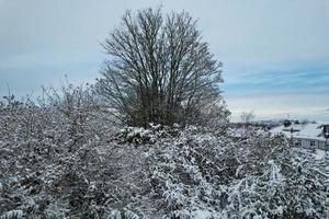 vista de ángulo alto del paisaje y el paisaje urbano de luton del norte cubierto de nieve, imágenes aéreas de la ciudad de luton del norte de inglaterra reino unido después de la caída de la nieve. la 1ra nevada de este invierno de 2022 foto