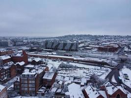 vista de ángulo alto del paisaje y el paisaje urbano de luton del norte cubierto de nieve, imágenes aéreas de la ciudad de luton del norte de inglaterra reino unido después de la caída de la nieve. la 1ra nevada de este invierno de 2022 foto