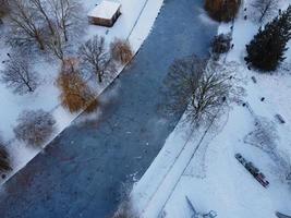 Magnífica vista aérea del parque público local después de la caída de nieve en Inglaterra foto