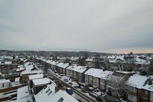 vista de ángulo alto del paisaje y el paisaje urbano de luton del norte cubierto de nieve, imágenes aéreas de la ciudad de luton del norte de inglaterra reino unido después de la caída de la nieve. la 1ra nevada de este invierno de 2022 foto