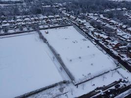 vista de ángulo alto del paisaje y el paisaje urbano de luton del norte cubierto de nieve, imágenes aéreas de la ciudad de luton del norte de inglaterra reino unido después de la caída de la nieve. la 1ra nevada de este invierno de 2022 foto