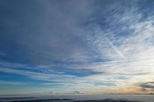 las imágenes en ángulo alto más bellas de las nubes de invierno sobre la ciudad británica de inglaterra foto