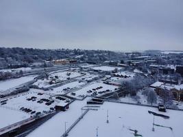 vista de ángulo alto del paisaje y el paisaje urbano de luton del norte cubierto de nieve, imágenes aéreas de la ciudad de luton del norte de inglaterra reino unido después de la caída de la nieve. la 1ra nevada de este invierno de 2022 foto