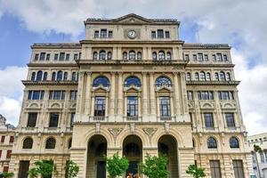 lonja del comercio - mercado de comercio en la habana, cuba. foto