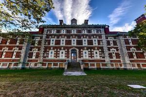 el hospital de inmigrantes abandonado de la isla de ellis. fue el primer hospital de salud pública de los estados unidos, inaugurado en 1902 y funcionando como hospital hasta 1930. foto