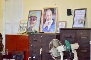 trinidad, cuba - 12 de enero de 2017 - retrato de raúl y fidel castro en una oficina del gobierno en trinidad, cuba. foto
