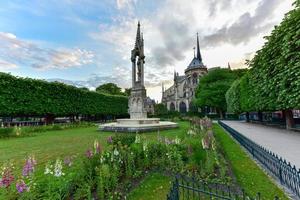 notre-dame de paris, es una catedral católica medieval gótica francesa en la ile de la cite en el cuarto distrito de parís, francia. foto