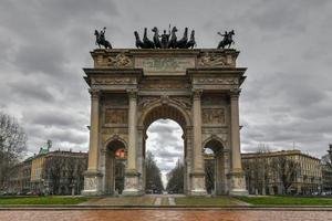 arco de la paz - milán, italia foto