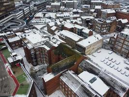 vista de ángulo alto del paisaje y el paisaje urbano de luton del norte cubierto de nieve, imágenes aéreas de la ciudad de luton del norte de inglaterra reino unido después de la caída de la nieve. la 1ra nevada de este invierno de 2022 foto