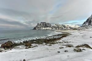 Playa de utakliev en las islas lofoten, noruega en invierno. foto