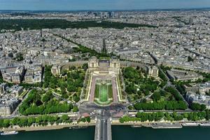 vista aérea de trocadero visto desde la torre eiffel con la defensa al fondo en parís, francia. foto