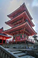 templo kiyomizu-dera en otoño, kyoto, japón foto