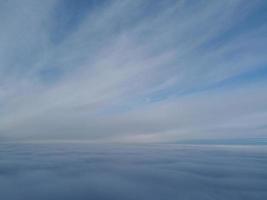 las imágenes en ángulo alto más bellas de las nubes de invierno sobre la ciudad británica de inglaterra foto