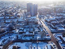 vista de ángulo alto del paisaje y el paisaje urbano de luton del norte cubierto de nieve, imágenes aéreas de la ciudad de luton del norte de inglaterra reino unido después de la caída de la nieve. la 1ra nevada de este invierno de 2022 foto