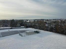 Magnífica vista del parque público local después de la caída de nieve sobre Inglaterra foto