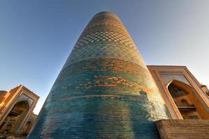 arquitectura histórica de itchan kala, ciudad interior amurallada de la ciudad de khiva, uzbekistán, un sitio del patrimonio mundial de la unesco. foto