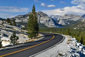 carretera a lo largo de olmsted point en el parque nacional de yosemite en california. foto